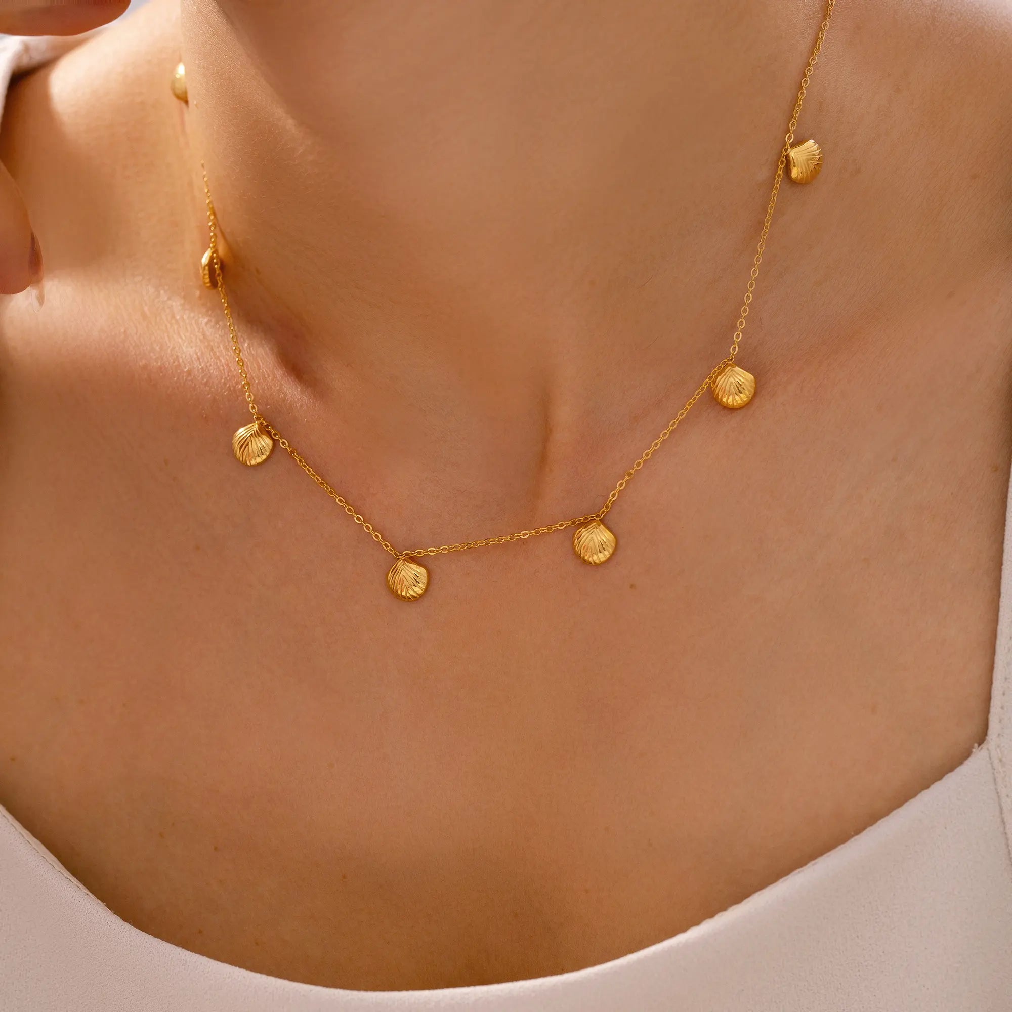Dainty Geometric Scallop Shell Choker Necklace