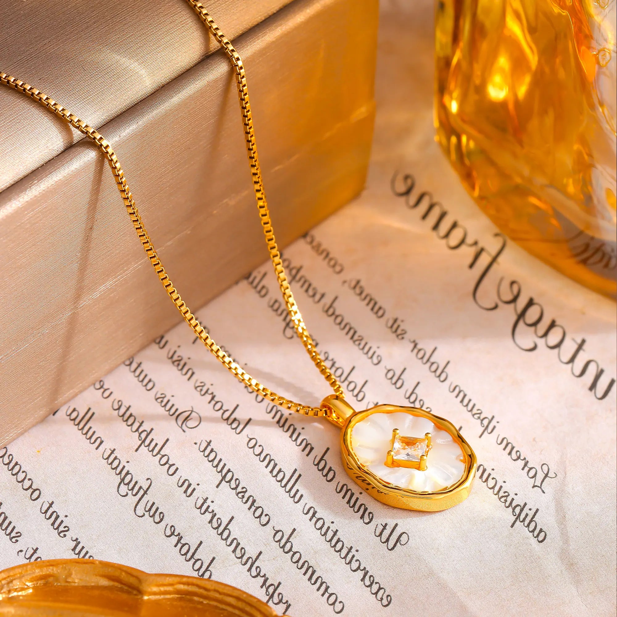 Vintage Oval Mother of Pearl Pendant Necklace
