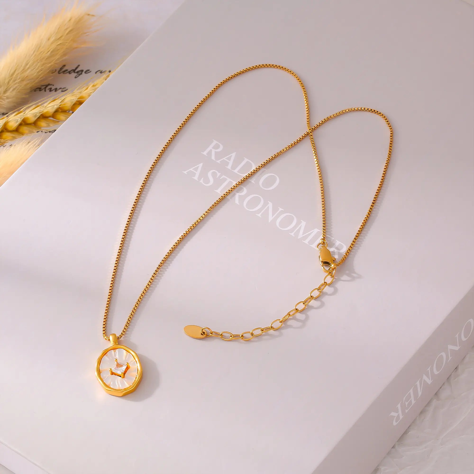 Vintage Oval Mother of Pearl Pendant Necklace