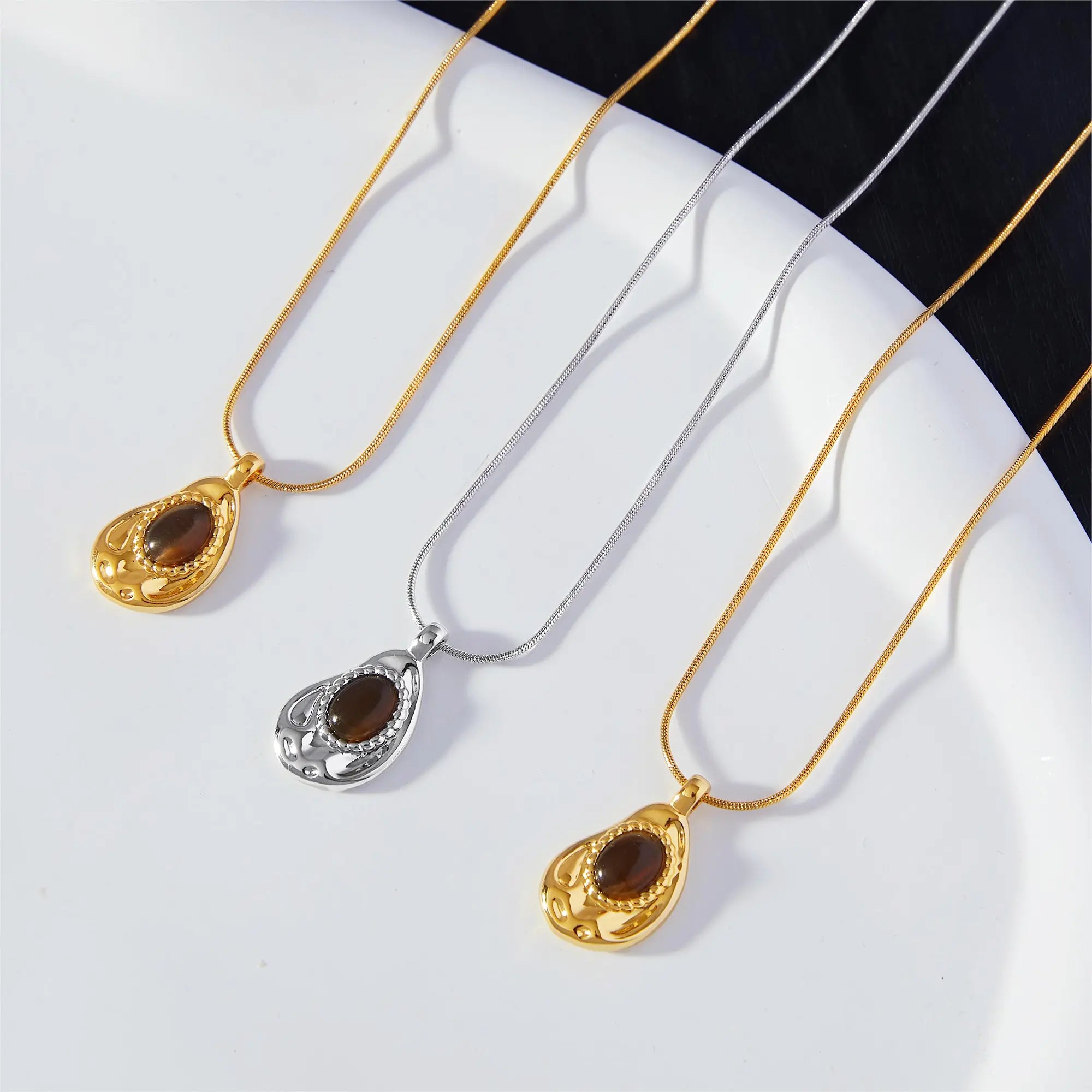 Vintage Oval Tiger's Eye Pendant Necklace