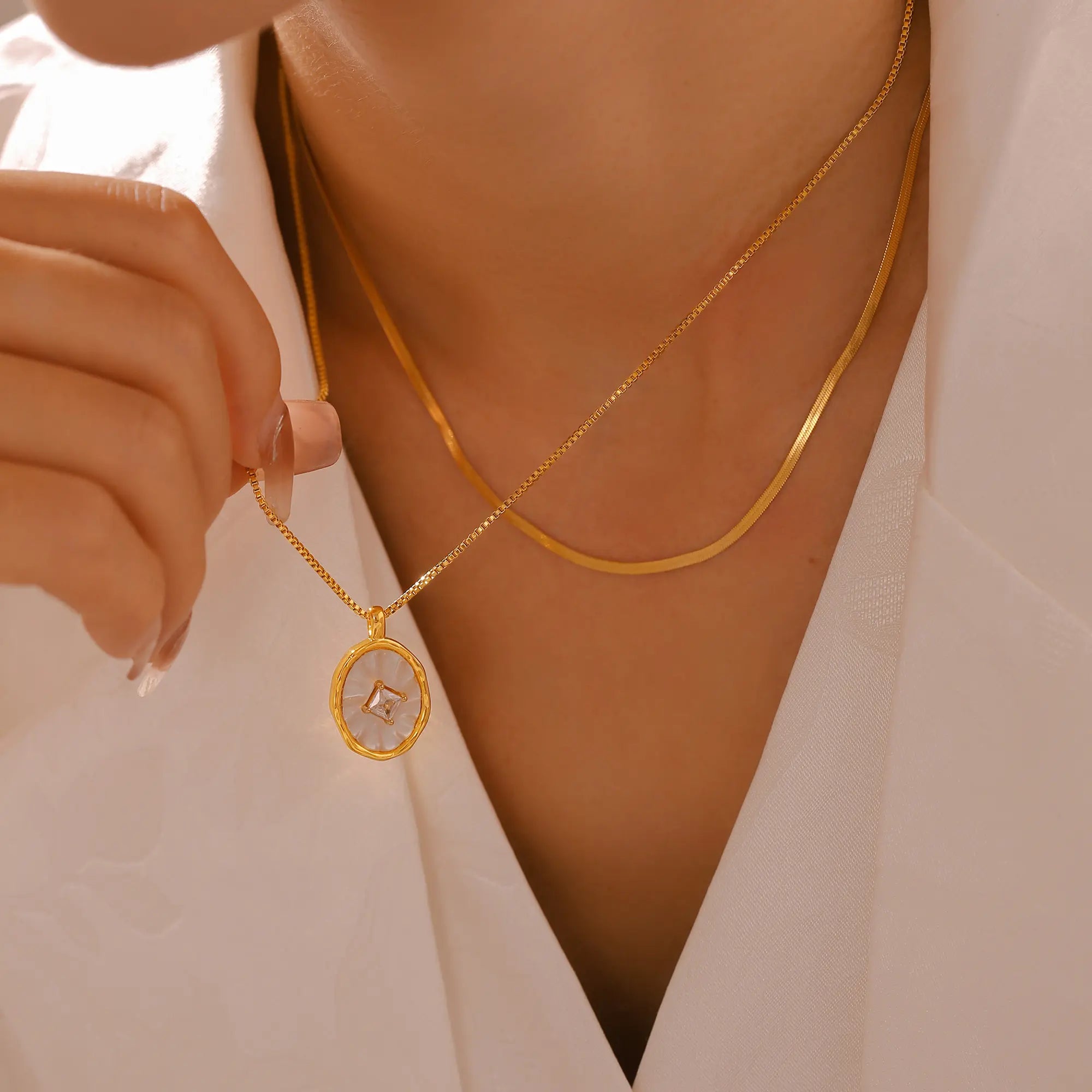 Vintage Oval Mother of Pearl Pendant Necklace