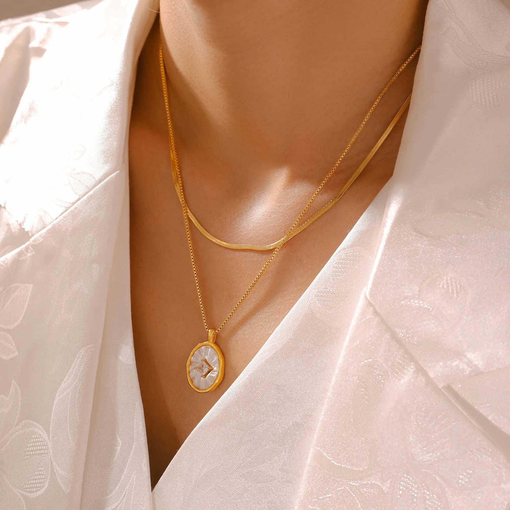 Vintage Oval Mother of Pearl Pendant Necklace