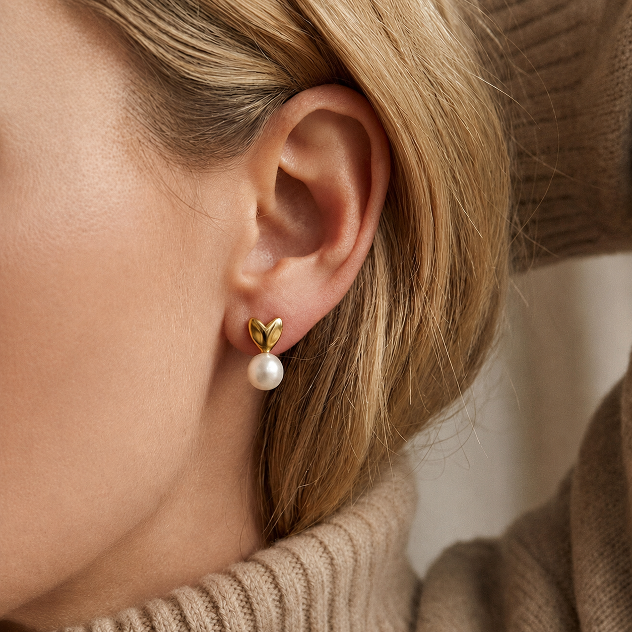 Dainty Pearl Heart Stud Earrings